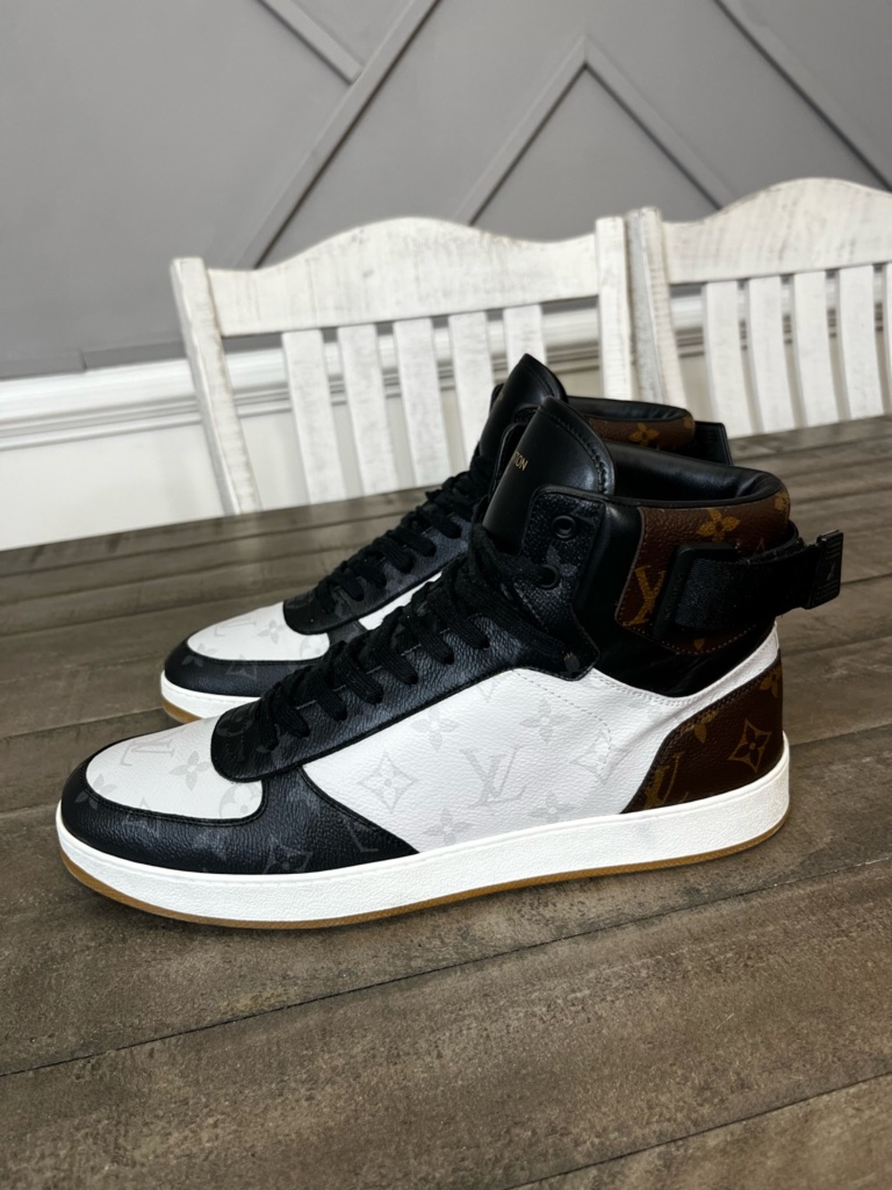 Louis Vuitton Rivoli
Monogram Sneaker White Black Leather Sz 11 Men’s - Picture 2 of 5